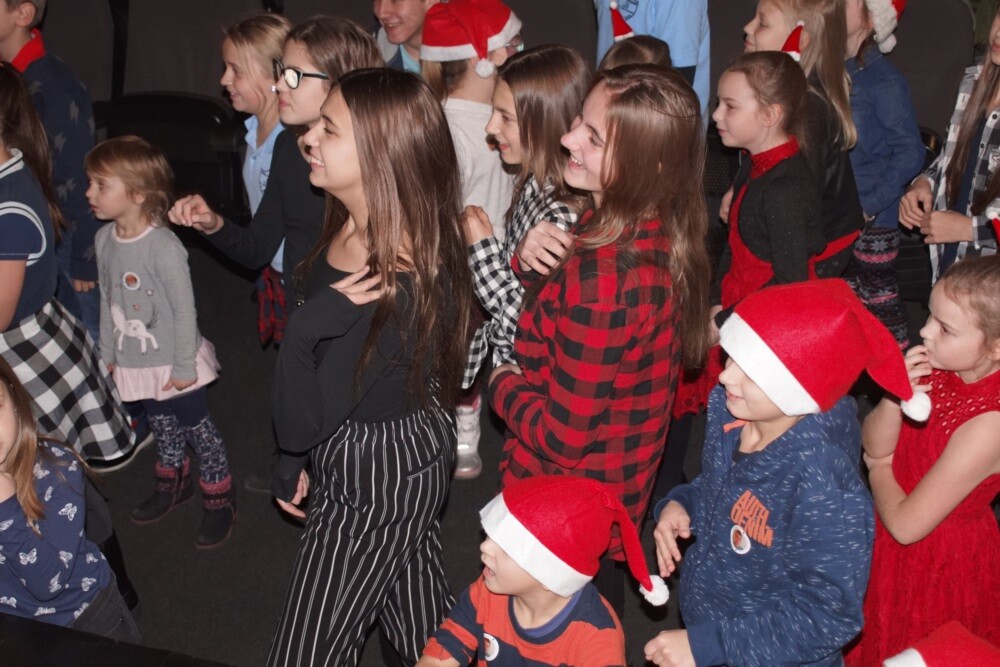 Wczoraj w Miejskim Centrum Kultury im. Henryka Bisty odbył się koncert charytatywny dla Kacperka. Kolejny raz rudzianie zmobilizowali się, by wesprzeć dzielnego 9-latka. Tym razem koncert zorganizowała Szkoła Podstawowa nr 16, w której uczy się chłopiec.