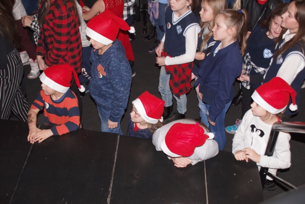 Wczoraj w Miejskim Centrum Kultury im. Henryka Bisty odbył się koncert charytatywny dla Kacperka. Kolejny raz rudzianie zmobilizowali się, by wesprzeć dzielnego 9-latka. Tym razem koncert zorganizowała Szkoła Podstawowa nr 16, w której uczy się chłopiec.