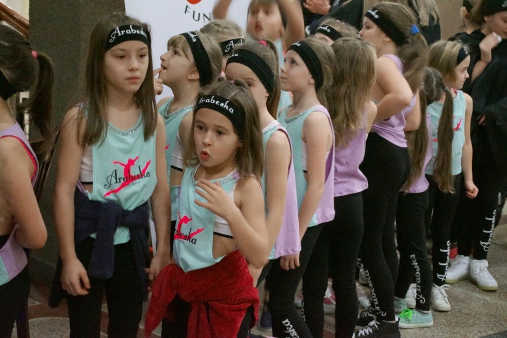 Wczoraj w Miejskim Centrum Kultury im. Henryka Bisty odbył się koncert charytatywny dla Kacperka. Kolejny raz rudzianie zmobilizowali się, by wesprzeć dzielnego 9-latka. Tym razem koncert zorganizowała Szkoła Podstawowa nr 16, w której uczy się chłopiec.
