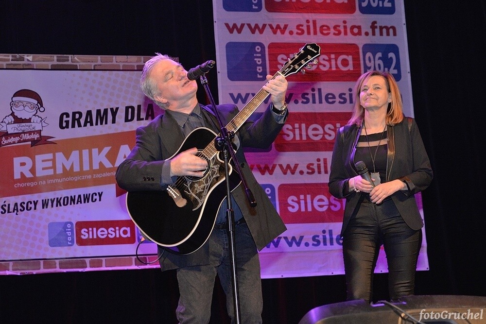 Ponad 30 artystów śląskiej sceny muzycznej wystąpiło w sobotę podczas koncertu charytatywnego dla Remika w Miejskim Centrum Kultury im. Henryka Bisty. Na leczenie Remigiusza Murawskiego - założyciela grupy Duo Bayer’s i duetu Klaudia i Remi - który od 2010 roku zmaga się z układowym zapaleniem naczyń, zebrano ponad 20 tys. zł. 

fot. Piotr Gruchel