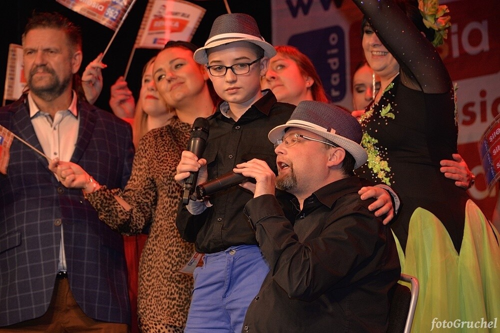 Ponad 30 artystów śląskiej sceny muzycznej wystąpiło w sobotę podczas koncertu charytatywnego dla Remika w Miejskim Centrum Kultury im. Henryka Bisty. Na leczenie Remigiusza Murawskiego - założyciela grupy Duo Bayer’s i duetu Klaudia i Remi - który od 2010 roku zmaga się z układowym zapaleniem naczyń, zebrano ponad 20 tys. zł. 

fot. Piotr Gruchel