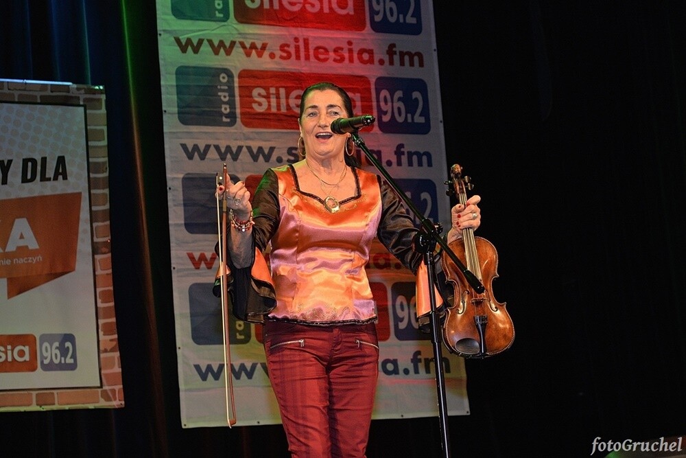 Ponad 30 artystów śląskiej sceny muzycznej wystąpiło w sobotę podczas koncertu charytatywnego dla Remika w Miejskim Centrum Kultury im. Henryka Bisty. Na leczenie Remigiusza Murawskiego - założyciela grupy Duo Bayer’s i duetu Klaudia i Remi - który od 2010 roku zmaga się z układowym zapaleniem naczyń, zebrano ponad 20 tys. zł. 

fot. Piotr Gruchel