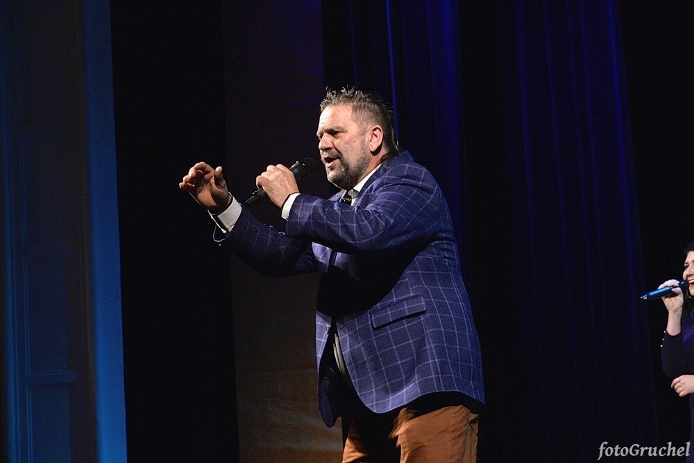 Ponad 30 artystów śląskiej sceny muzycznej wystąpiło w sobotę podczas koncertu charytatywnego dla Remika w Miejskim Centrum Kultury im. Henryka Bisty. Na leczenie Remigiusza Murawskiego - założyciela grupy Duo Bayer’s i duetu Klaudia i Remi - który od 2010 roku zmaga się z układowym zapaleniem naczyń, zebrano ponad 20 tys. zł. 

fot. Piotr Gruchel