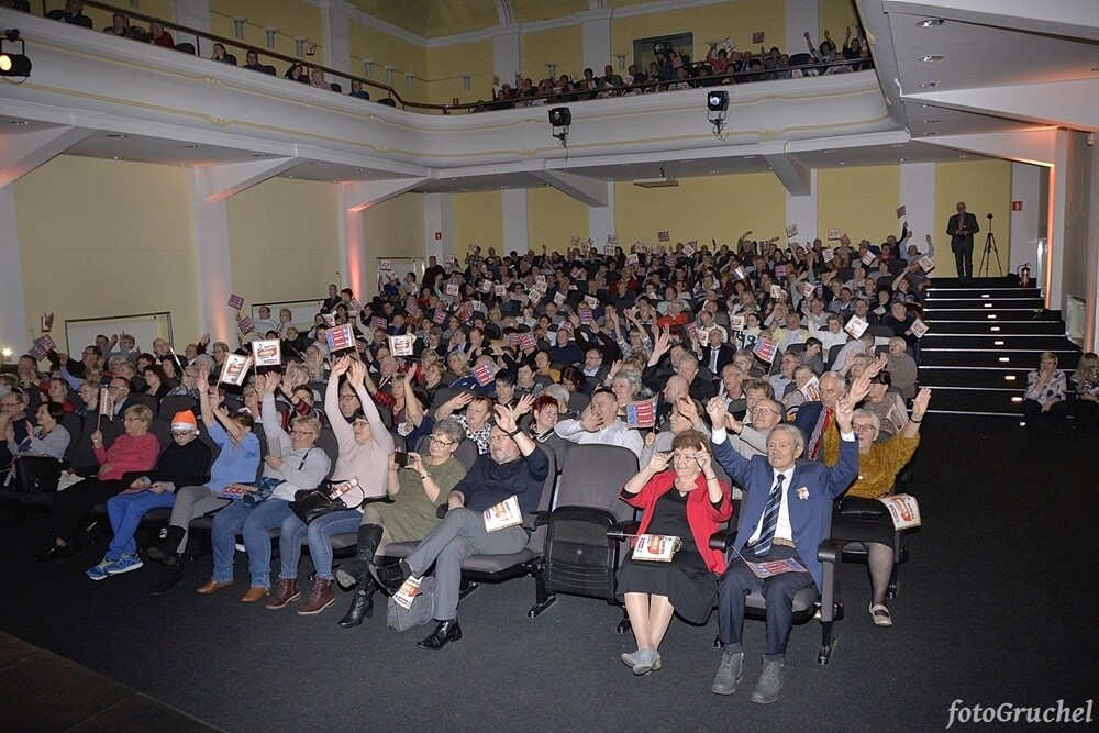 Ponad 30 artystów śląskiej sceny muzycznej wystąpiło w sobotę podczas koncertu charytatywnego dla Remika w Miejskim Centrum Kultury im. Henryka Bisty. Na leczenie Remigiusza Murawskiego - założyciela grupy Duo Bayer’s i duetu Klaudia i Remi - który od 2010 roku zmaga się z układowym zapaleniem naczyń, zebrano ponad 20 tys. zł. 

fot. Piotr Gruchel