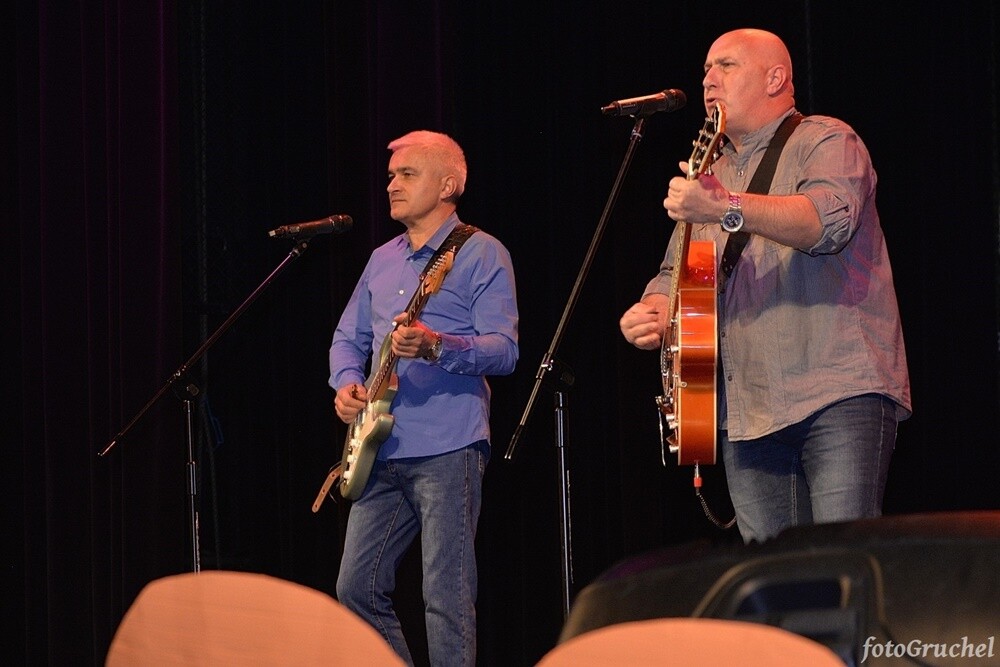 Ponad 30 artystów śląskiej sceny muzycznej wystąpiło w sobotę podczas koncertu charytatywnego dla Remika w Miejskim Centrum Kultury im. Henryka Bisty. Na leczenie Remigiusza Murawskiego - założyciela grupy Duo Bayer’s i duetu Klaudia i Remi - który od 2010 roku zmaga się z układowym zapaleniem naczyń, zebrano ponad 20 tys. zł. 

fot. Piotr Gruchel