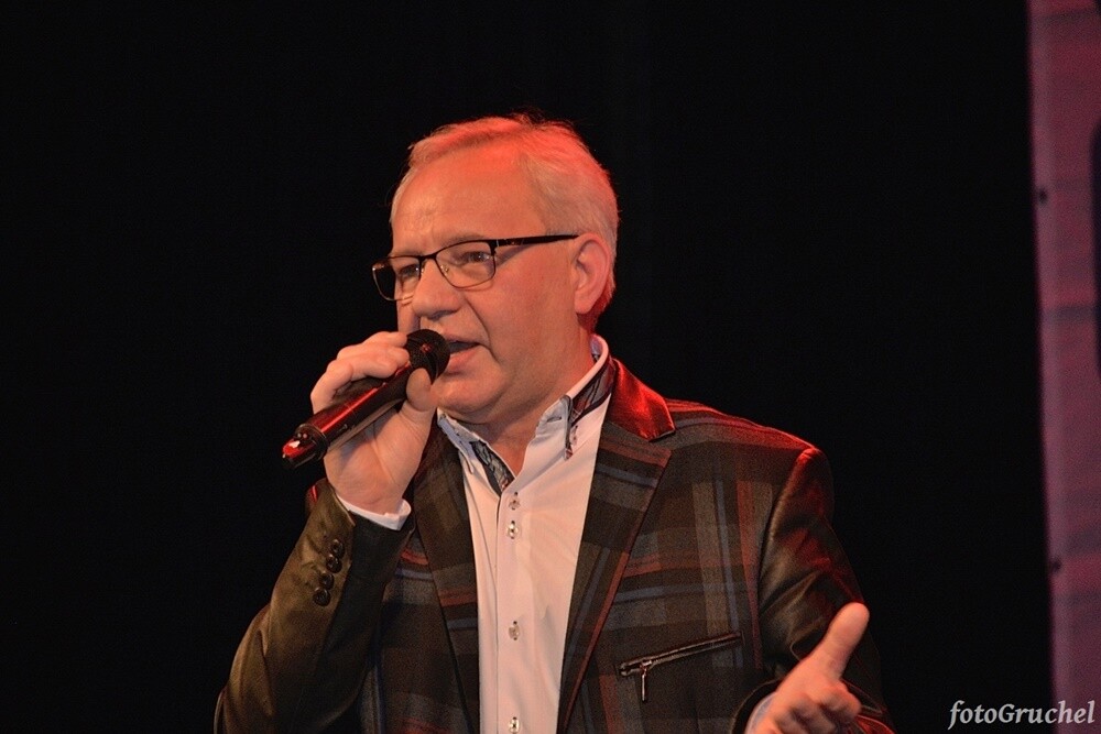 Ponad 30 artystów śląskiej sceny muzycznej wystąpiło w sobotę podczas koncertu charytatywnego dla Remika w Miejskim Centrum Kultury im. Henryka Bisty. Na leczenie Remigiusza Murawskiego - założyciela grupy Duo Bayer’s i duetu Klaudia i Remi - który od 2010 roku zmaga się z układowym zapaleniem naczyń, zebrano ponad 20 tys. zł. 

fot. Piotr Gruchel