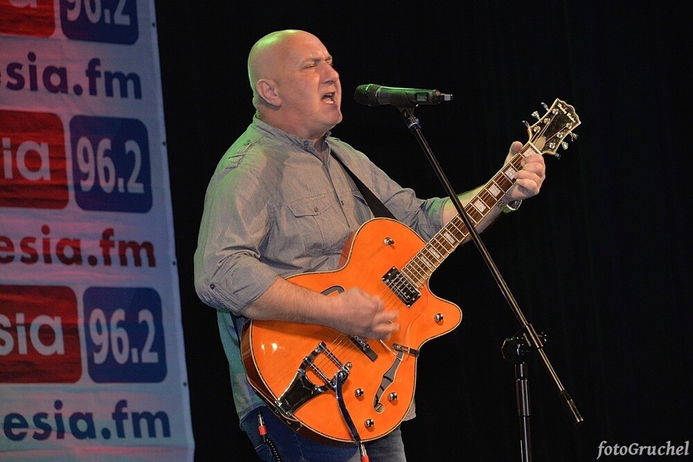 Ponad 30 artystów śląskiej sceny muzycznej wystąpiło w sobotę podczas koncertu charytatywnego dla Remika w Miejskim Centrum Kultury im. Henryka Bisty. Na leczenie Remigiusza Murawskiego - założyciela grupy Duo Bayer’s i duetu Klaudia i Remi - który od 2010 roku zmaga się z układowym zapaleniem naczyń, zebrano ponad 20 tys. zł. 

fot. Piotr Gruchel