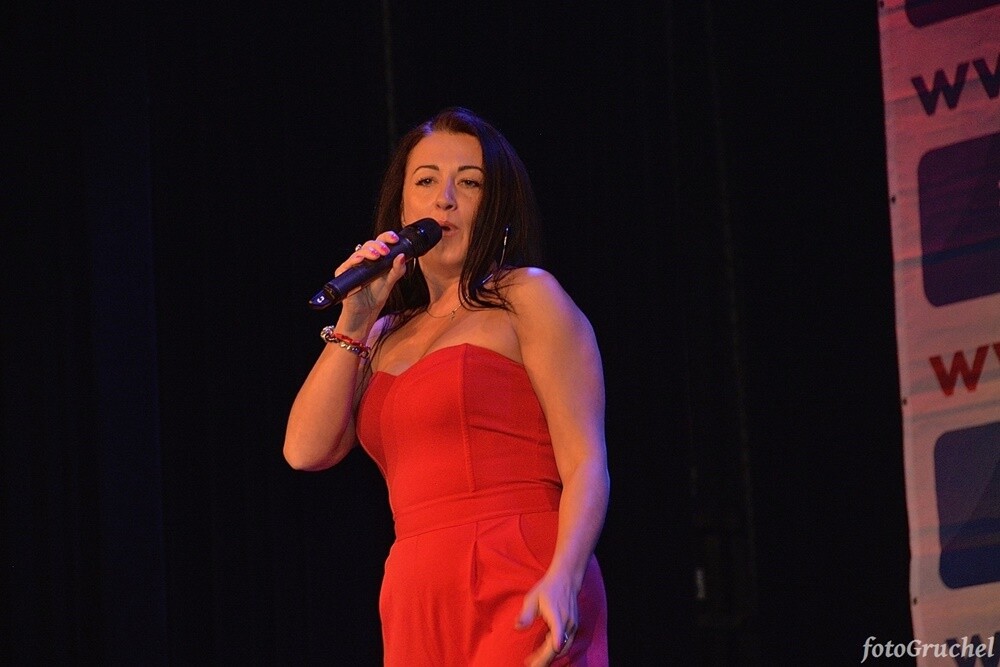 Ponad 30 artystów śląskiej sceny muzycznej wystąpiło w sobotę podczas koncertu charytatywnego dla Remika w Miejskim Centrum Kultury im. Henryka Bisty. Na leczenie Remigiusza Murawskiego - założyciela grupy Duo Bayer’s i duetu Klaudia i Remi - który od 2010 roku zmaga się z układowym zapaleniem naczyń, zebrano ponad 20 tys. zł. 

fot. Piotr Gruchel