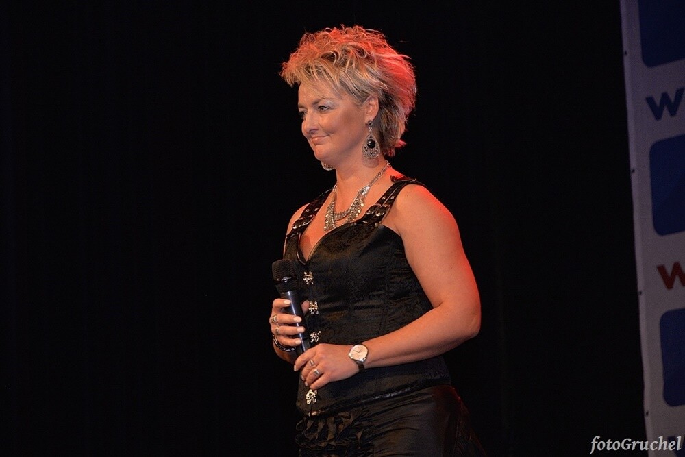 Ponad 30 artystów śląskiej sceny muzycznej wystąpiło w sobotę podczas koncertu charytatywnego dla Remika w Miejskim Centrum Kultury im. Henryka Bisty. Na leczenie Remigiusza Murawskiego - założyciela grupy Duo Bayer’s i duetu Klaudia i Remi - który od 2010 roku zmaga się z układowym zapaleniem naczyń, zebrano ponad 20 tys. zł. 

fot. Piotr Gruchel