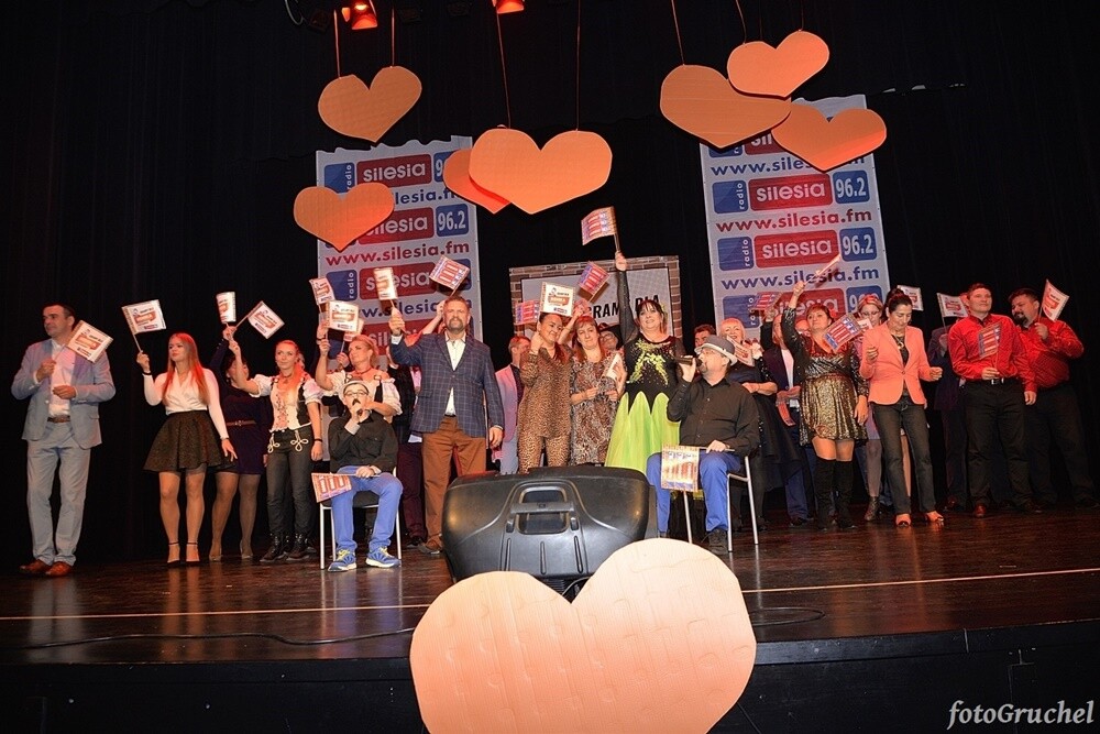 Ponad 30 artystów śląskiej sceny muzycznej wystąpiło w sobotę podczas koncertu charytatywnego dla Remika w Miejskim Centrum Kultury im. Henryka Bisty. Na leczenie Remigiusza Murawskiego - założyciela grupy Duo Bayer’s i duetu Klaudia i Remi - który od 2010 roku zmaga się z układowym zapaleniem naczyń, zebrano ponad 20 tys. zł. 

fot. Piotr Gruchel