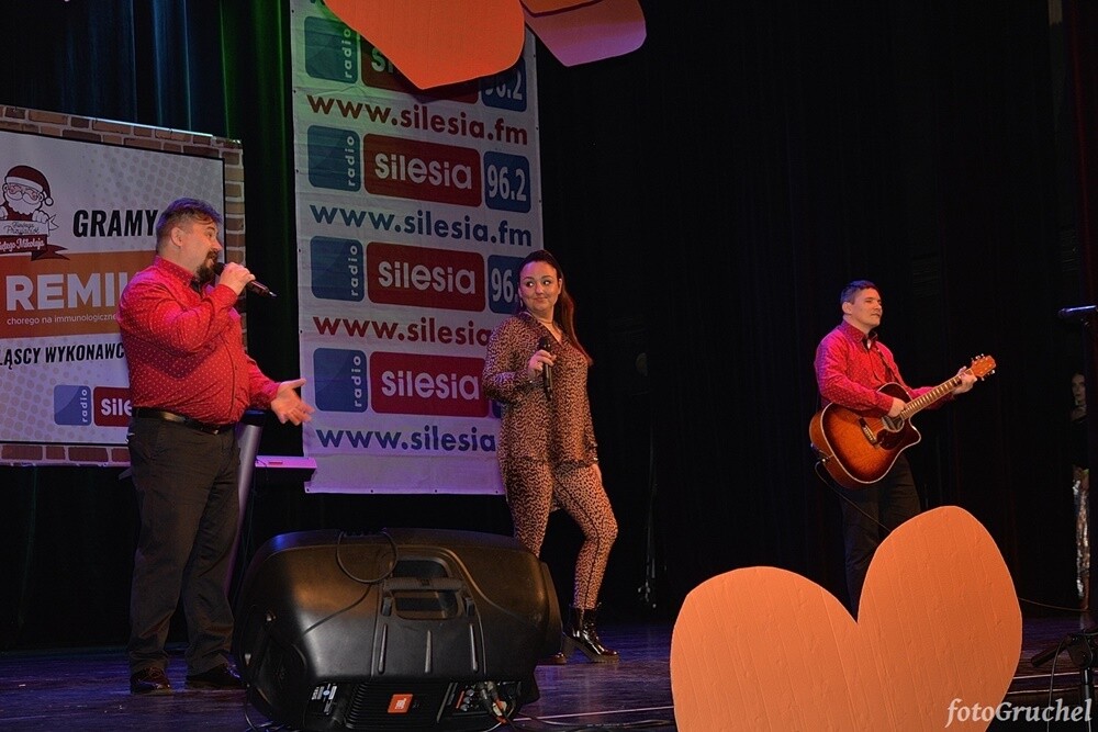 Ponad 30 artystów śląskiej sceny muzycznej wystąpiło w sobotę podczas koncertu charytatywnego dla Remika w Miejskim Centrum Kultury im. Henryka Bisty. Na leczenie Remigiusza Murawskiego - założyciela grupy Duo Bayer’s i duetu Klaudia i Remi - który od 2010 roku zmaga się z układowym zapaleniem naczyń, zebrano ponad 20 tys. zł. 

fot. Piotr Gruchel