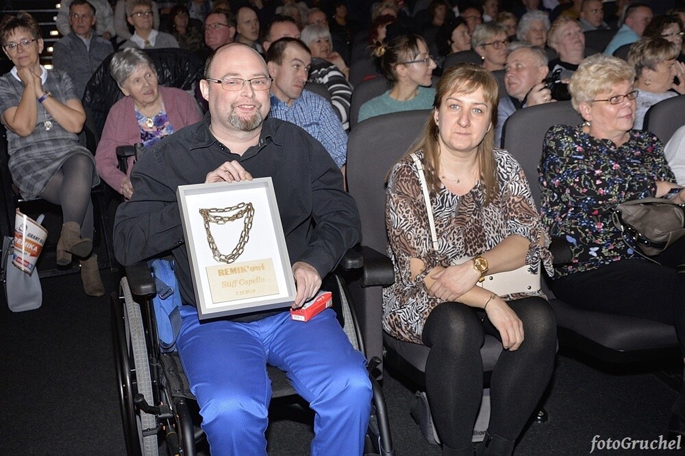 Ponad 30 artystów śląskiej sceny muzycznej wystąpiło w sobotę podczas koncertu charytatywnego dla Remika w Miejskim Centrum Kultury im. Henryka Bisty. Na leczenie Remigiusza Murawskiego - założyciela grupy Duo Bayer’s i duetu Klaudia i Remi - który od 2010 roku zmaga się z układowym zapaleniem naczyń, zebrano ponad 20 tys. zł. 

fot. Piotr Gruchel