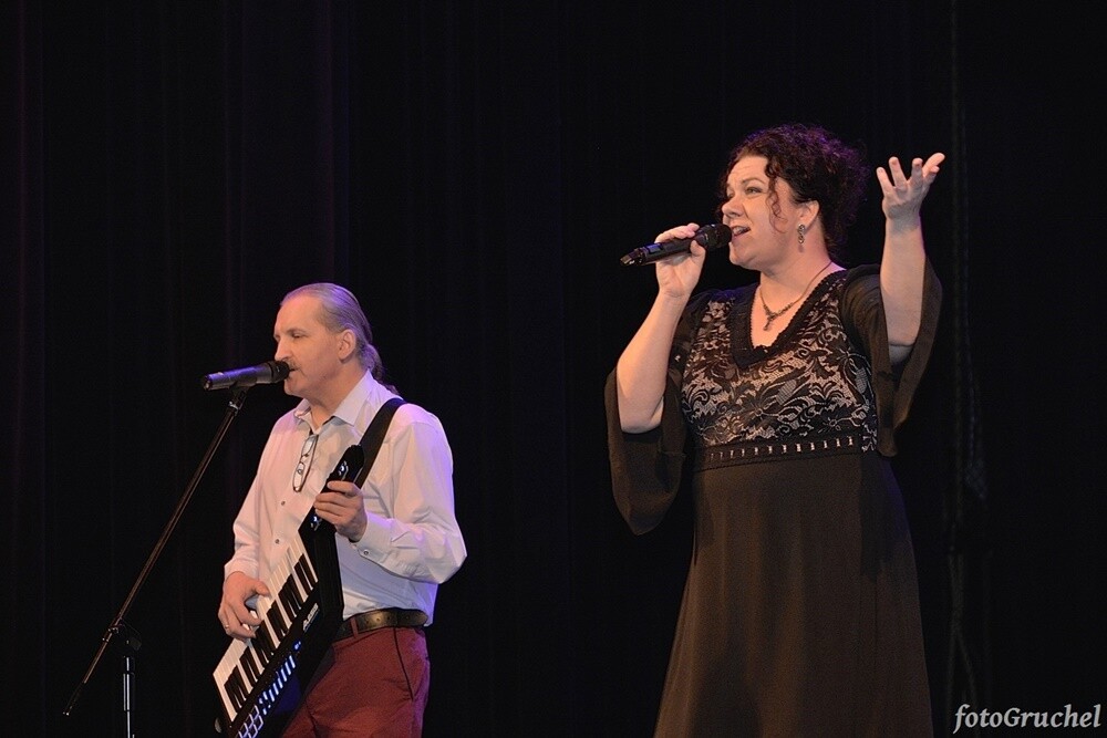 Ponad 30 artystów śląskiej sceny muzycznej wystąpiło w sobotę podczas koncertu charytatywnego dla Remika w Miejskim Centrum Kultury im. Henryka Bisty. Na leczenie Remigiusza Murawskiego - założyciela grupy Duo Bayer’s i duetu Klaudia i Remi - który od 2010 roku zmaga się z układowym zapaleniem naczyń, zebrano ponad 20 tys. zł. 

fot. Piotr Gruchel