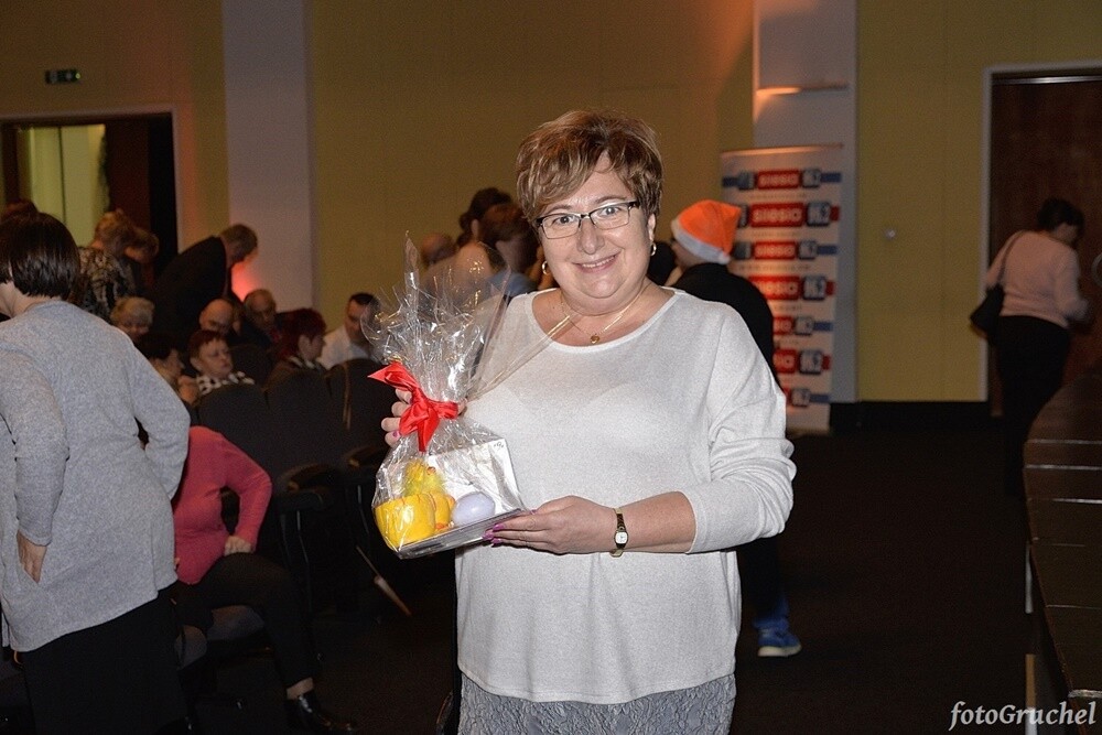 Ponad 30 artystów śląskiej sceny muzycznej wystąpiło w sobotę podczas koncertu charytatywnego dla Remika w Miejskim Centrum Kultury im. Henryka Bisty. Na leczenie Remigiusza Murawskiego - założyciela grupy Duo Bayer’s i duetu Klaudia i Remi - który od 2010 roku zmaga się z układowym zapaleniem naczyń, zebrano ponad 20 tys. zł. 

fot. Piotr Gruchel