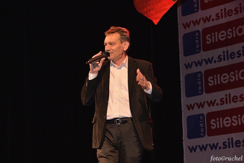 Ponad 30 artystów śląskiej sceny muzycznej wystąpiło w sobotę podczas koncertu charytatywnego dla Remika w Miejskim Centrum Kultury im. Henryka Bisty. Na leczenie Remigiusza Murawskiego - założyciela grupy Duo Bayer’s i duetu Klaudia i Remi - który od 2010 roku zmaga się z układowym zapaleniem naczyń, zebrano ponad 20 tys. zł. 

fot. Piotr Gruchel