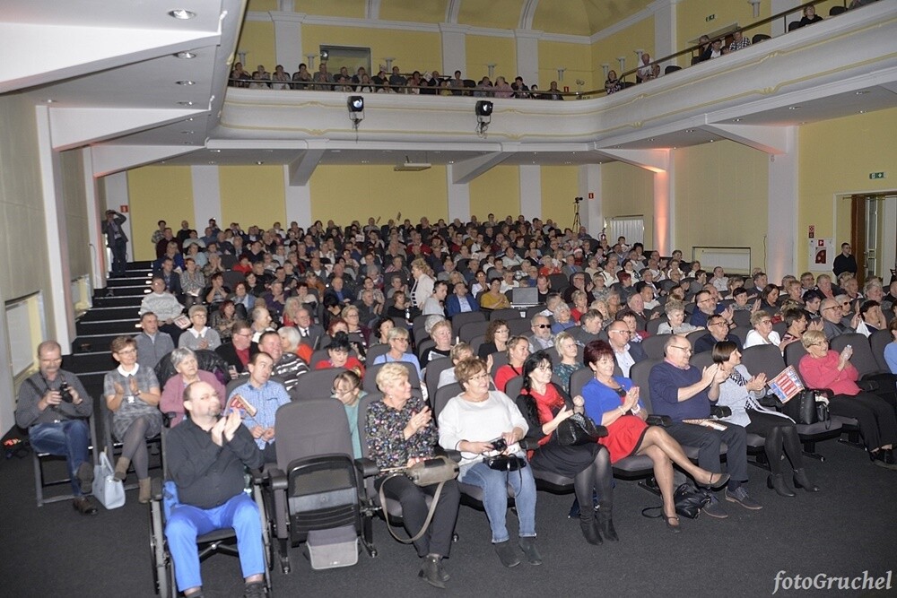 Ponad 30 artystów śląskiej sceny muzycznej wystąpiło w sobotę podczas koncertu charytatywnego dla Remika w Miejskim Centrum Kultury im. Henryka Bisty. Na leczenie Remigiusza Murawskiego - założyciela grupy Duo Bayer’s i duetu Klaudia i Remi - który od 2010 roku zmaga się z układowym zapaleniem naczyń, zebrano ponad 20 tys. zł. 

fot. Piotr Gruchel