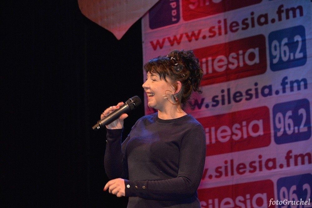 Ponad 30 artystów śląskiej sceny muzycznej wystąpiło w sobotę podczas koncertu charytatywnego dla Remika w Miejskim Centrum Kultury im. Henryka Bisty. Na leczenie Remigiusza Murawskiego - założyciela grupy Duo Bayer’s i duetu Klaudia i Remi - który od 2010 roku zmaga się z układowym zapaleniem naczyń, zebrano ponad 20 tys. zł. 

fot. Piotr Gruchel