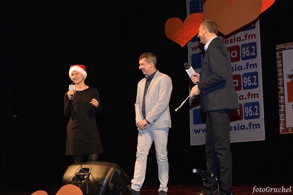 Ponad 30 artystów śląskiej sceny muzycznej wystąpiło w sobotę podczas koncertu charytatywnego dla Remika w Miejskim Centrum Kultury im. Henryka Bisty. Na leczenie Remigiusza Murawskiego - założyciela grupy Duo Bayer’s i duetu Klaudia i Remi - który od 2010 roku zmaga się z układowym zapaleniem naczyń, zebrano ponad 20 tys. zł. 

fot. Piotr Gruchel