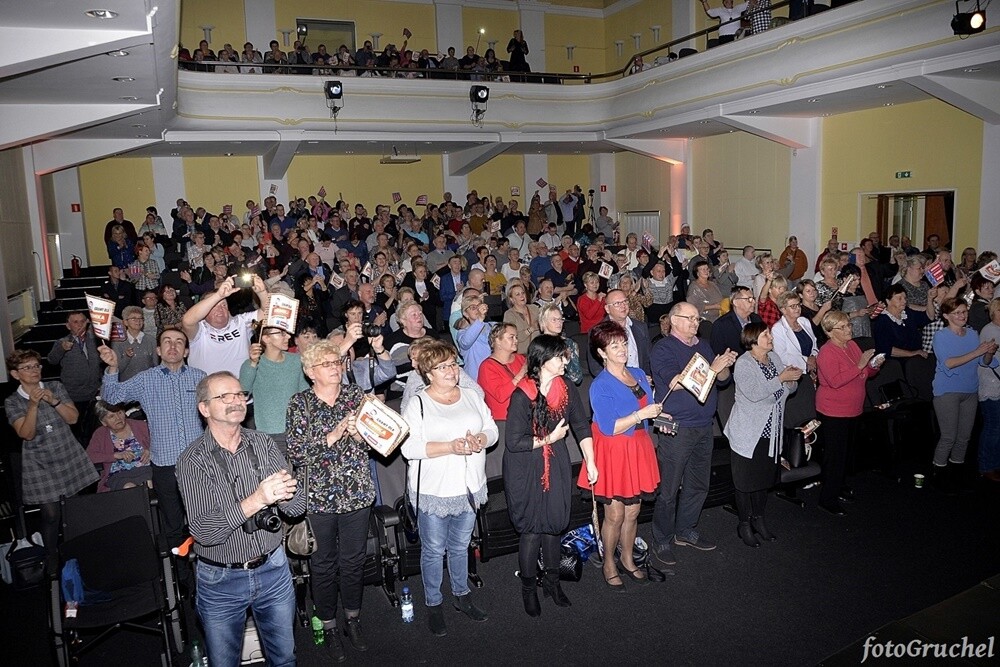 Ponad 30 artystów śląskiej sceny muzycznej wystąpiło w sobotę podczas koncertu charytatywnego dla Remika w Miejskim Centrum Kultury im. Henryka Bisty. Na leczenie Remigiusza Murawskiego - założyciela grupy Duo Bayer’s i duetu Klaudia i Remi - który od 2010 roku zmaga się z układowym zapaleniem naczyń, zebrano ponad 20 tys. zł. 

fot. Piotr Gruchel
