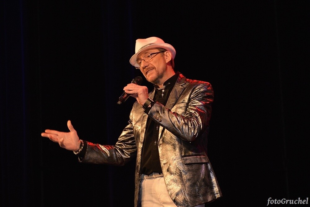 Ponad 30 artystów śląskiej sceny muzycznej wystąpiło w sobotę podczas koncertu charytatywnego dla Remika w Miejskim Centrum Kultury im. Henryka Bisty. Na leczenie Remigiusza Murawskiego - założyciela grupy Duo Bayer’s i duetu Klaudia i Remi - który od 2010 roku zmaga się z układowym zapaleniem naczyń, zebrano ponad 20 tys. zł. 

fot. Piotr Gruchel