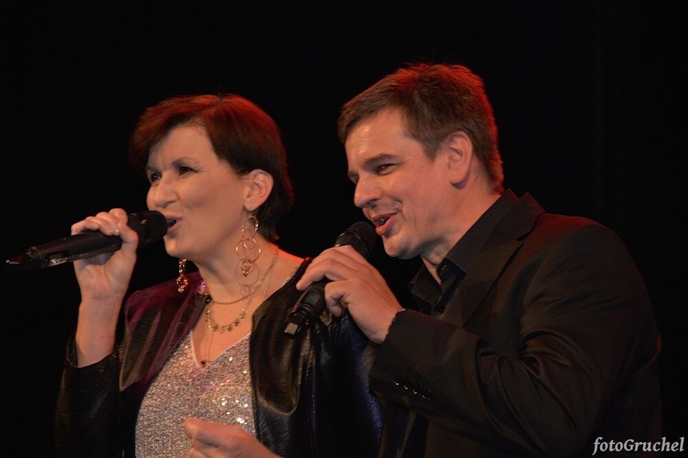 Ponad 30 artystów śląskiej sceny muzycznej wystąpiło w sobotę podczas koncertu charytatywnego dla Remika w Miejskim Centrum Kultury im. Henryka Bisty. Na leczenie Remigiusza Murawskiego - założyciela grupy Duo Bayer’s i duetu Klaudia i Remi - który od 2010 roku zmaga się z układowym zapaleniem naczyń, zebrano ponad 20 tys. zł. 

fot. Piotr Gruchel