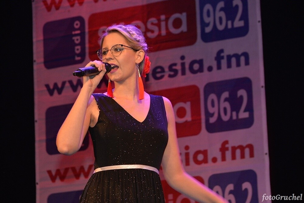 Ponad 30 artystów śląskiej sceny muzycznej wystąpiło w sobotę podczas koncertu charytatywnego dla Remika w Miejskim Centrum Kultury im. Henryka Bisty. Na leczenie Remigiusza Murawskiego - założyciela grupy Duo Bayer’s i duetu Klaudia i Remi - który od 2010 roku zmaga się z układowym zapaleniem naczyń, zebrano ponad 20 tys. zł. 

fot. Piotr Gruchel