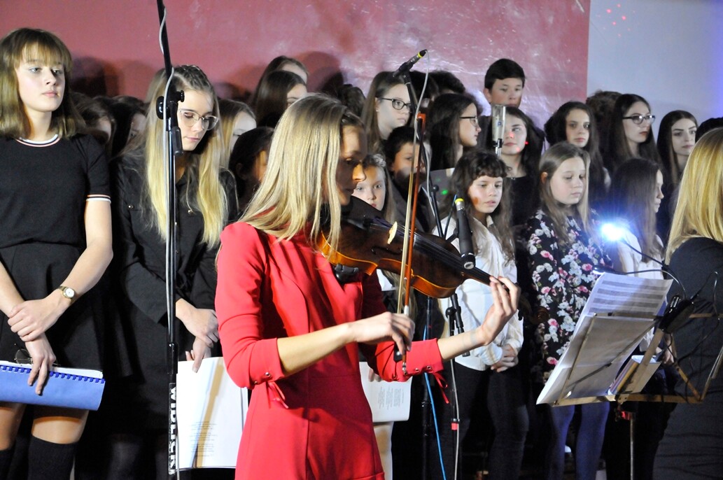 Fotorelacja z IX Koncertu Kolęd w Szkole Podstawowej nr 24 w Rudzie Śląskiej.