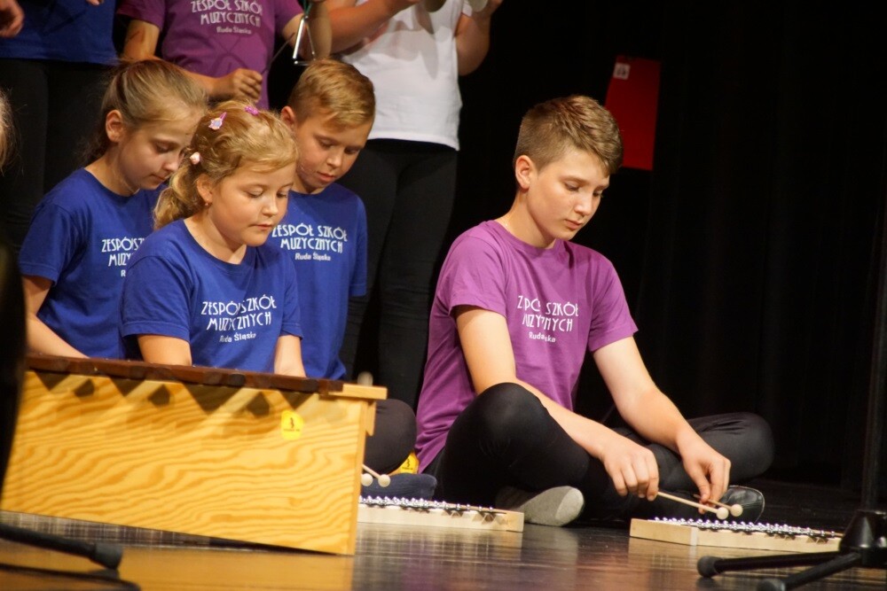 Rudzka szkoła muzyczna zakończyła właśnie kolejny rok szkolny! Na scenie Miejskiego Centrum Kultury im. H. Bisty swoje talenty muzyczne i wokalne zaprezentowali młodzi rudzianie, czyli uczniowie Zespołu Szkół Mzycznych I i II Stopnia w Rudzie Śląskiej.