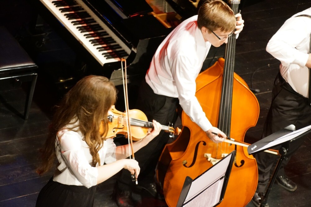 Rudzka szkoła muzyczna zakończyła właśnie kolejny rok szkolny! Na scenie Miejskiego Centrum Kultury im. H. Bisty swoje talenty muzyczne i wokalne zaprezentowali młodzi rudzianie, czyli uczniowie Zespołu Szkół Mzycznych I i II Stopnia w Rudzie Śląskiej.