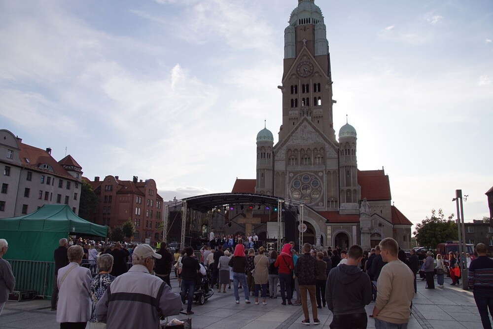 Z okazji III rocznicy Światowych Dni Młodzieży w Polsce już w sobotę na Placu Jana Pawła II w Rudzie Śląskiej – Nowym Bytomiu odbył się koncert muzyki chrześcijańskiej.