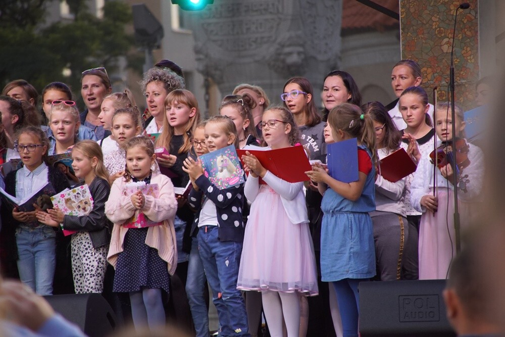 Z okazji III rocznicy Światowych Dni Młodzieży w Polsce już w sobotę na Placu Jana Pawła II w Rudzie Śląskiej – Nowym Bytomiu odbył się koncert muzyki chrześcijańskiej.