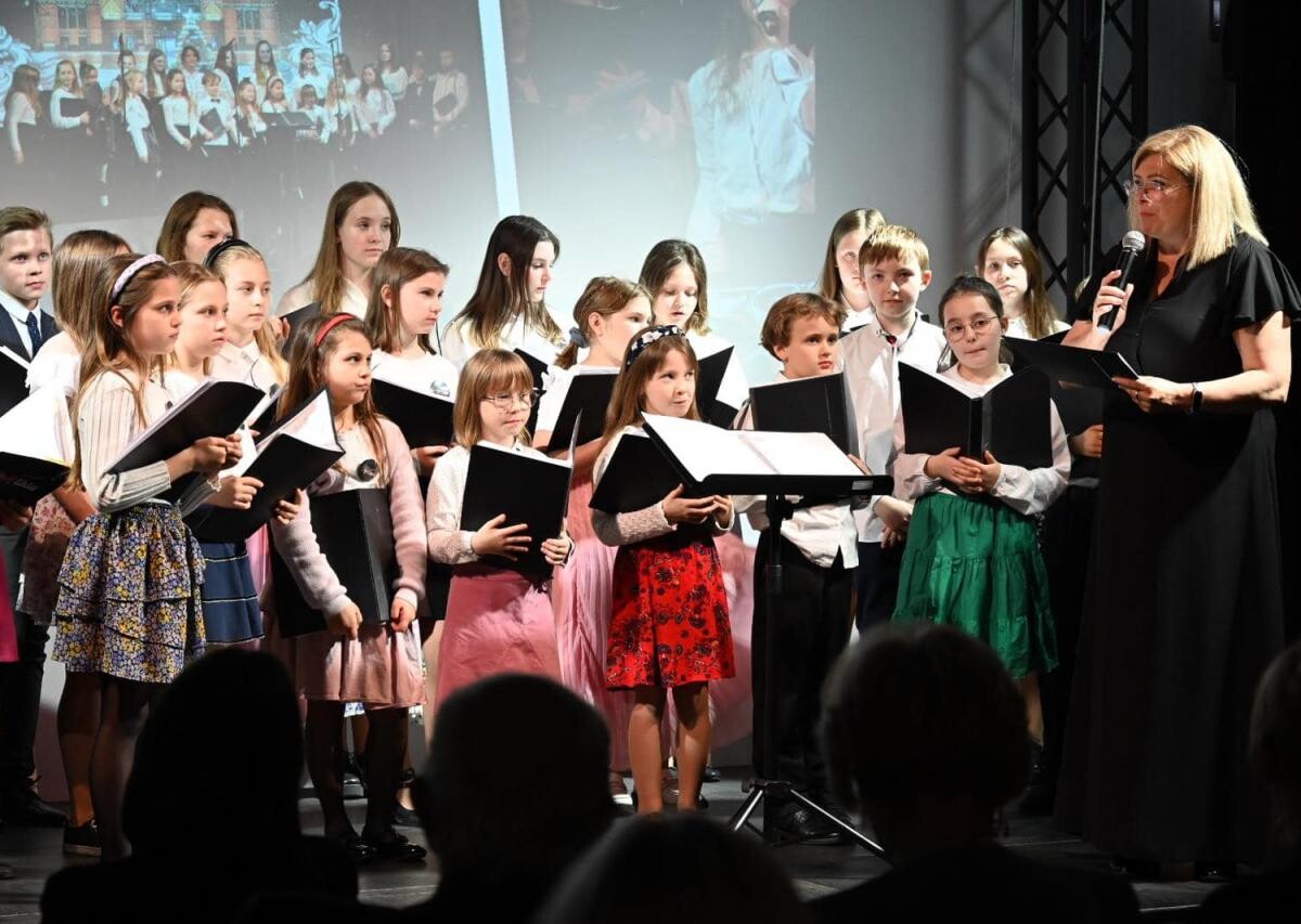 Wczoraj, w Stacji Biblioteka, miało miejsce wyjątkowe wydarzenie muzyczne - koncert rodzinny chóru dziecięcego, który swoje początki ma w programie Most the Music / fot. UM Ruda Śląska