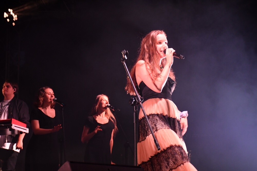 W ubiegłą sobotę Rudę Śląską odwiedziła niezwykle popularna artystka Sanah. Koncert cieszył się ogromną popularnością wśród rudzian. 

fot. Jacek Knapik