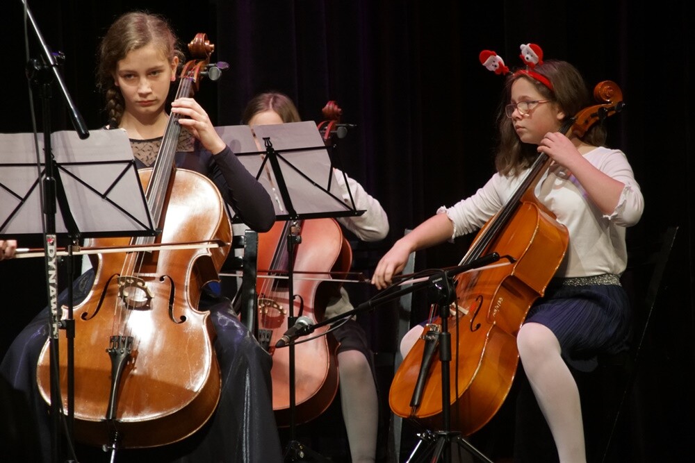 Wczoraj odbył się magiczny koncert świąteczny w wykonaniu uczniów Zespołu Szkół Muzycznych I i II stopnia w Rudzie Śląskiej. Sala Miejskiego Centrum Kultury im. Henryka Bisty była wypełniona po brzegi.