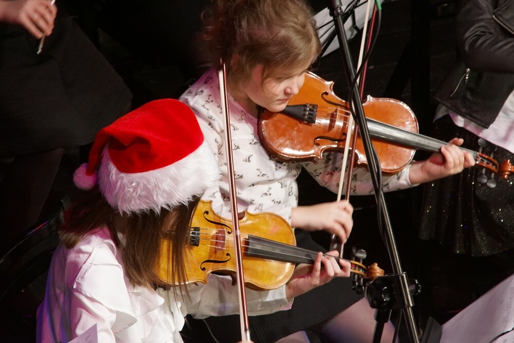 Wczoraj odbył się magiczny koncert świąteczny w wykonaniu uczniów Zespołu Szkół Muzycznych I i II stopnia w Rudzie Śląskiej. Sala Miejskiego Centrum Kultury im. Henryka Bisty była wypełniona po brzegi.