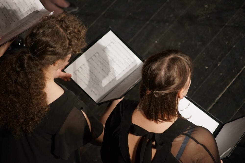 Wczoraj odbył się magiczny koncert świąteczny w wykonaniu uczniów Zespołu Szkół Muzycznych I i II stopnia w Rudzie Śląskiej. Sala Miejskiego Centrum Kultury im. Henryka Bisty była wypełniona po brzegi.