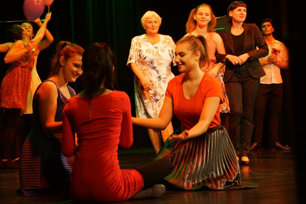 Wczoraj w Miejskim Centrum Kultury im. Henryka Bisty odbył się koncert międzypokoleniowy. „Tam, gdzie przenika talent” to widowisko, które zrealizowane zostało przez seniorów i młodzież w ramach projektu Pokolenia.