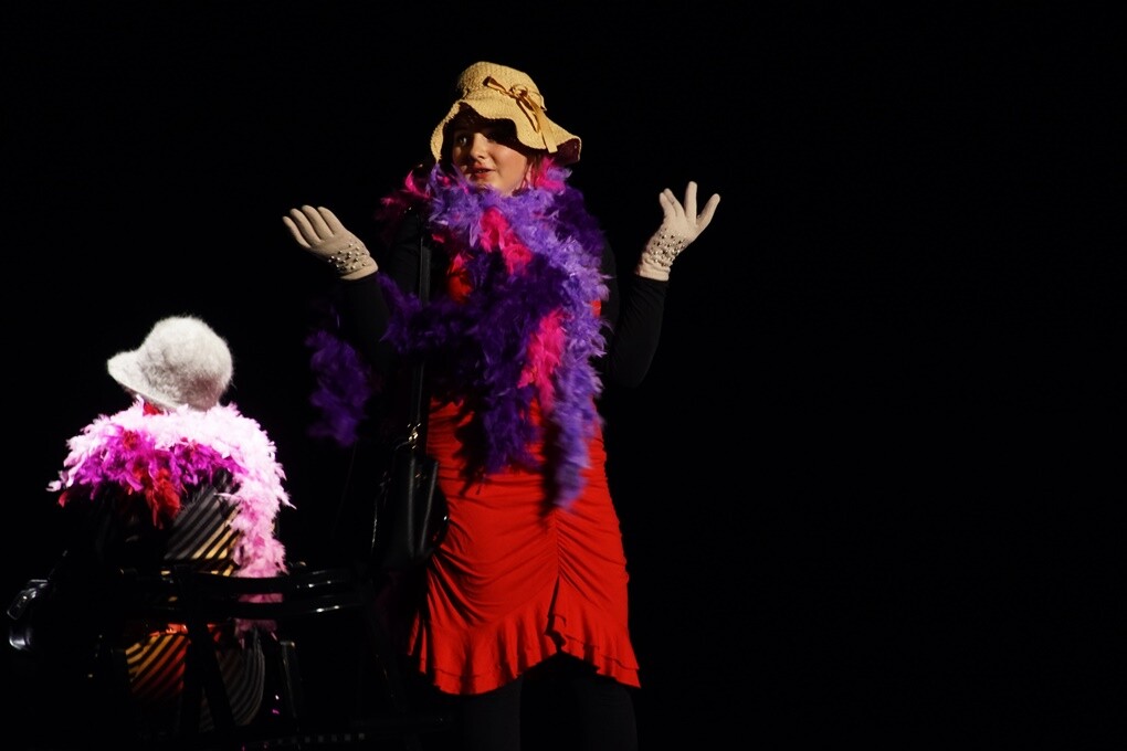 Wczoraj w Miejskim Centrum Kultury im. Henryka Bisty odbył się koncert międzypokoleniowy. „Tam, gdzie przenika talent” to widowisko, które zrealizowane zostało przez seniorów i młodzież w ramach projektu Pokolenia.