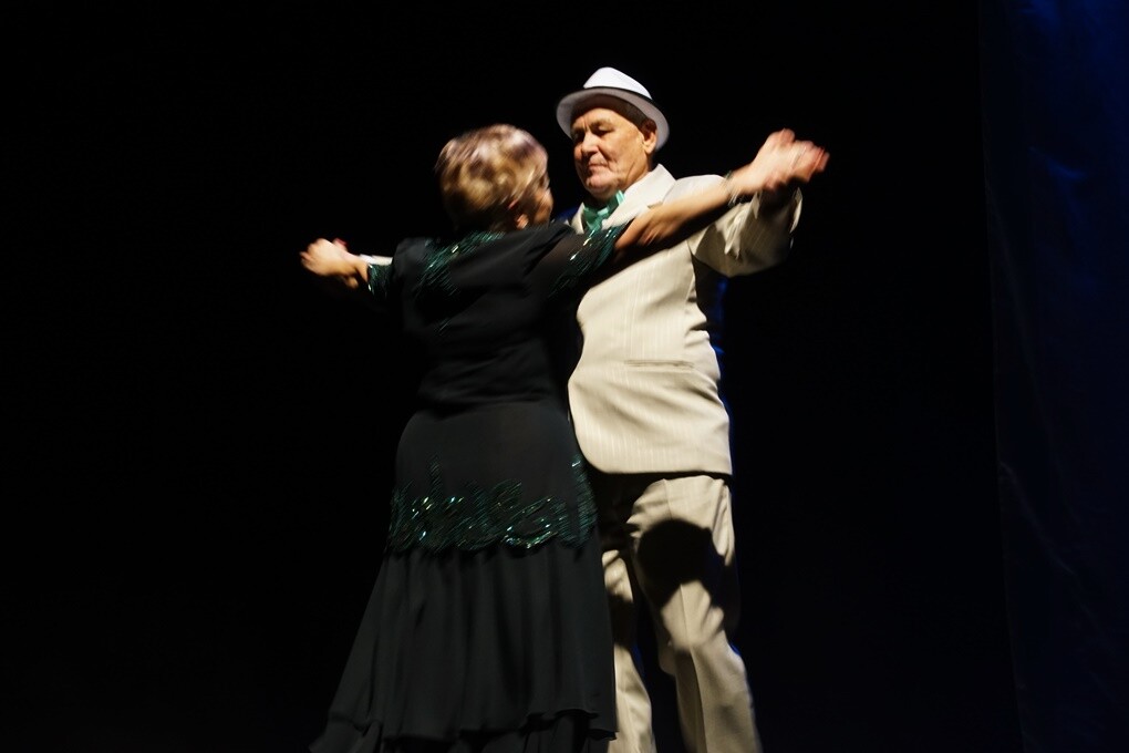 Wczoraj w Miejskim Centrum Kultury im. Henryka Bisty odbył się koncert międzypokoleniowy. „Tam, gdzie przenika talent” to widowisko, które zrealizowane zostało przez seniorów i młodzież w ramach projektu Pokolenia.