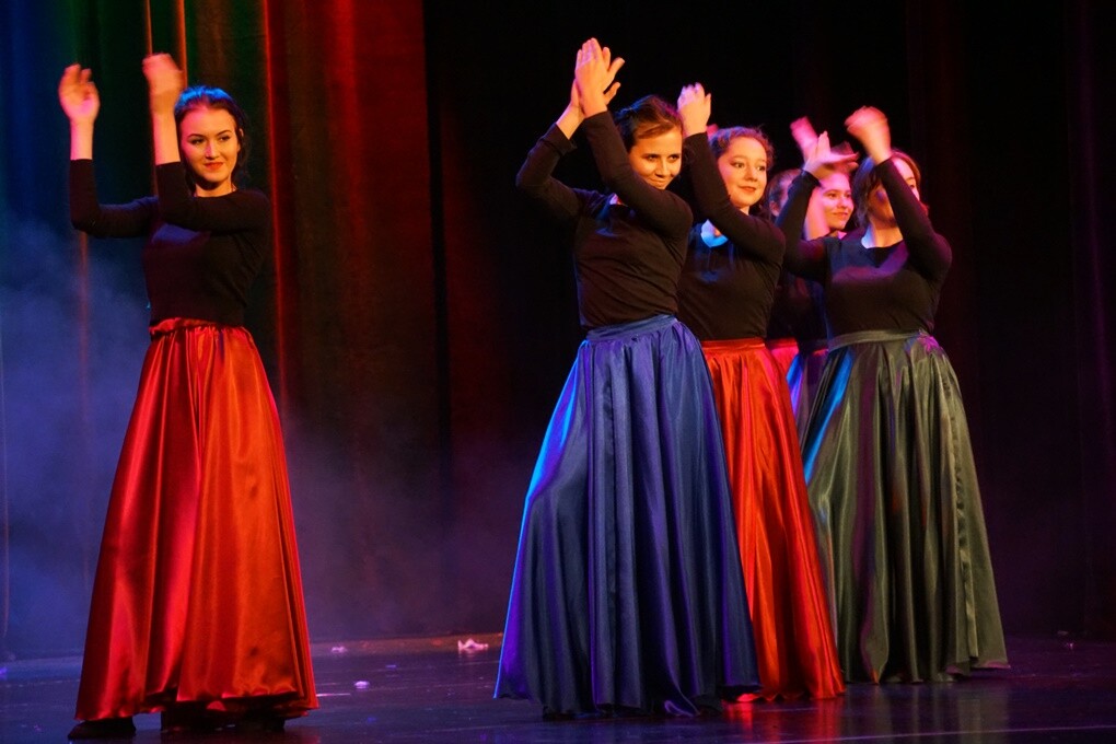 Wczoraj w Miejskim Centrum Kultury im. Henryka Bisty odbył się koncert międzypokoleniowy. „Tam, gdzie przenika talent” to widowisko, które zrealizowane zostało przez seniorów i młodzież w ramach projektu Pokolenia.