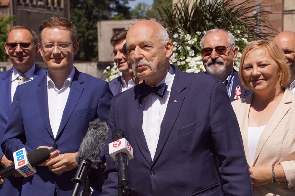 Dzisiaj na rynku w Nowym Bytomiu odbyła się konferencja posłów Konfederacji, którzy poinformowali, że ich kandydatką w wyborach będzie Bożena Modzelewska. 