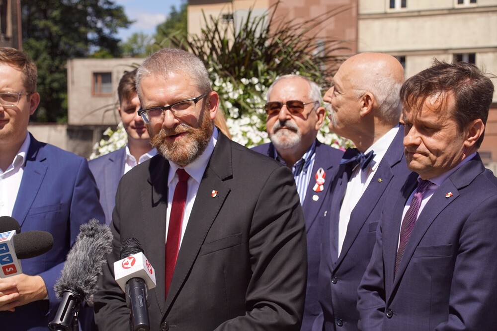 Dzisiaj na rynku w Nowym Bytomiu odbyła się konferencja posłów Konfederacji, którzy poinformowali, że ich kandydatką w wyborach będzie Bożena Modzelewska. 