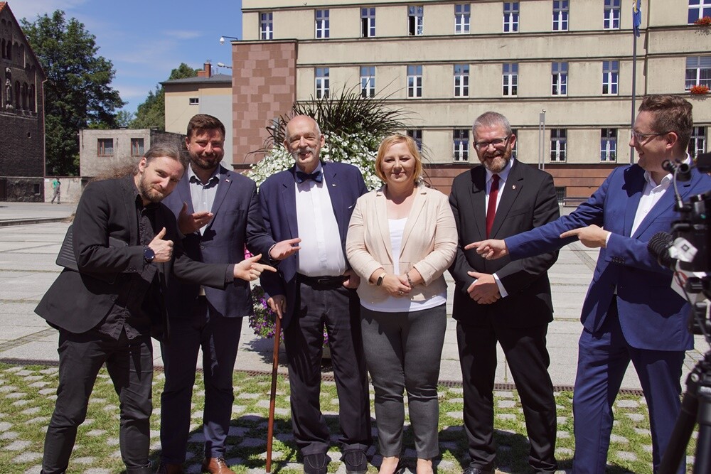 Dzisiaj na rynku w Nowym Bytomiu odbyła się konferencja posłów Konfederacji, którzy poinformowali, że ich kandydatką w wyborach będzie Bożena Modzelewska. 