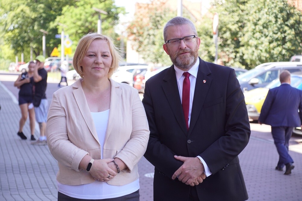Dzisiaj na rynku w Nowym Bytomiu odbyła się konferencja posłów Konfederacji, którzy poinformowali, że ich kandydatką w wyborach będzie Bożena Modzelewska. 