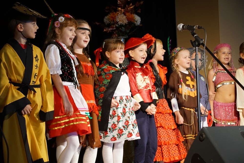 Prawie 280 osób: dzieci, młodzieży i dorosłych wzięło udział w konkursach pod hasłem "Ważne, Dobre, Piękne". W Młodzieżowym Domu Kultury w Rudzie odbyła się gala podsumowująca konkurs plastyczny rodzinny, literacki oraz piosenki pozytywnej i pozytywnego słowa.