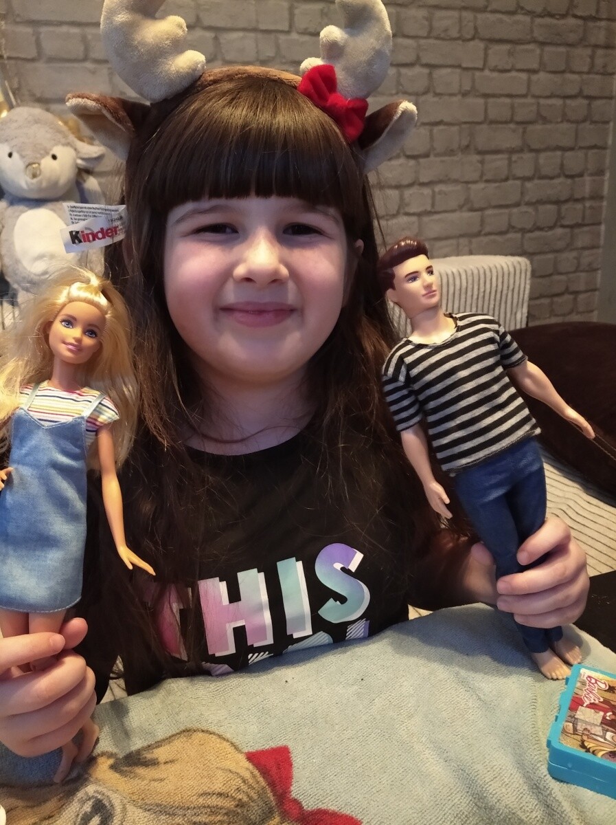 Na zdjęciu Emilka bawi się lalkami 
dzielnica: Ruda