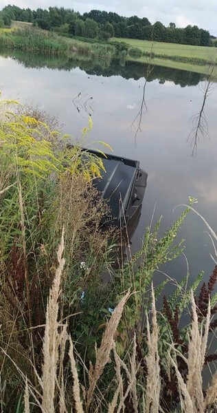 Ruda Śląska: W Kochłówce znowu pływa kontener na śmieci. Pod koniec lipca nieznany sprawca wrzucił do potoku pojemnik na śmieci. Wyłowili go społecznicy. Po miesiącu sprawa się powtórzyła i do potoku trafił kolejny pojemnik (fot. Łukasz Michalski).
