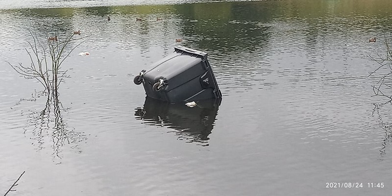 Ruda Śląska: W Kochłówce znowu pływa kontener na śmieci. Pod koniec lipca nieznany sprawca wrzucił do potoku pojemnik na śmieci. Wyłowili go społecznicy. Po miesiącu sprawa się powtórzyła i do potoku trafił kolejny pojemnik (fot. Łukasz Michalski).