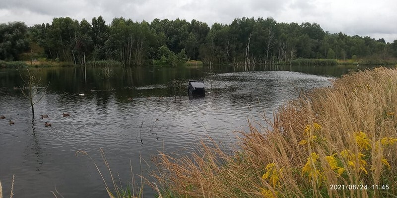 Ruda Śląska: W Kochłówce znowu pływa kontener na śmieci. Pod koniec lipca nieznany sprawca wrzucił do potoku pojemnik na śmieci. Wyłowili go społecznicy. Po miesiącu sprawa się powtórzyła i do potoku trafił kolejny pojemnik (fot. Łukasz Michalski).