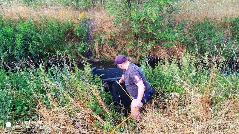 Ruda Śląska: W Kochłówce znowu pływa kontener na śmieci. Pod koniec lipca nieznany sprawca wrzucił do potoku pojemnik na śmieci. Wyłowili go społecznicy. Po miesiącu sprawa się powtórzyła i do potoku trafił kolejny pojemnik (fot. Łukasz Michalski).